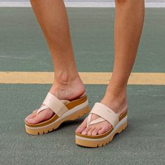 Where effortless style meets intentional comfort, it's the Cushion Vista Higher Lennox. Slip into chic versatility with the lightweight 2.5" platform and layered strap crafted from soft vegan leather. Our springy, EVA outsole and cushioned footbed combine to provide essential arch support and add a rebounding feel with every step. Surf Leashes, Longboards Surf, Reef Sandals, Surfboard Bag, Surf Accessories, Skate Decks, Complete Skateboards, Whisper White, Sandals Flip Flops