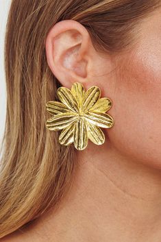 Drop stud earrings Daisy inspired design Embrace the beauty of blooming flowers with our stunning Lucid earrings. Inspired by daisy flowers, these earrings exudes springtime elegance. They are a must-have for any occasion from brunch with friends to romantic evening strolls. MATERIAL STAINLESS STEEL Cowboy Chic, Flower Earrings Gold, Veil Hairstyles, Concert Fits, Romantic Evening, Daisy Flowers, Blooming Flowers, Garden Gifts, Daisy Flower