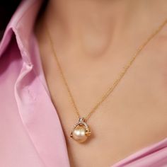 We know pearls and diamonds is a combination loved by all! The Grace Kelly pendant, handcrafted in gold, features the timeless pairing of brilliant cut diamonds sitting on an arc shape over a south sea pearl, suspended from a delicate gold chain - a perfect jewel for your everyday wear.
Gold(18K) : 2.44gGold(14K) : 1.124g  Diamonds : (VS clarity & H-I colour) : (Brilliant cut ) : 0.15ct  Gemstone : South Sea PearlPlease note : The above pendant is sold with a 18k gold chain
A classic everyda Gold Moissanite Gemstone Necklace, Gold Diamond Necklace With Round Cut Gemstone, Elegant Pear-shaped Gemstone Diamond Necklace, Pear-shaped Rose Gold Jewelry With Brilliant Cut, Pear-shaped Brilliant Cut Rose Gold Jewelry, Elegant Pear-shaped Brilliant Cut Jewelry, Timeless Gold Pearl Necklace With Diamonds, Luxury Pear-shaped Yellow Gold Diamond Necklace, Elegant Pear Shaped Necklace With Diamond Accents