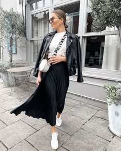 Black Pleated Skirt Outfit, Black Midi Skirt Outfit, Black Pleated Midi Skirt, Spring Skirt Outfits, Rok Outfit, Pleated Skirt Outfit, Looks Pinterest, Midi Skirt Outfit