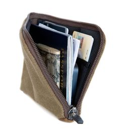 Finn International Travel WALLETs - Big enough for foreign bills | http://www.sfbags.com/products/finn-passport-wallet Mochila Edc, Camper Hacks, Edc Bag, Inside My Bag, Front Pocket Wallet, Best Wallet, Passport Wallet, Pocket Wallet, Wallet Pouch