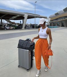 Travel Outfit Black Women, Cute Airport Outfit, Comfy Airport Outfit, Airport Outfit Summer, Airport Travel Outfits, Jogger Outfit, Looks Hip Hop, Cute Travel Outfits, Comfy Travel Outfit