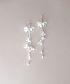 Our Long Floral Bridal Earrings feature freshwater pearls and are perfect for any special occasion. Crafted from durable materials, the pearls offer a delightful finishing touch. - Handcrafted with clay flowers, freshwater pearls - Available in rose gold, yellow gold or bright silver - Earrings measure 4.25 inches long - Nickel free and hypoallergenic Matching pieces: https://www.etsy.com/listing/1584210790/floral-bridal-bracelet-rose-gold?click_key=ec22bdc856b2549a597563b442abddca675f02cd%3A158 Bracelet Rose Gold, Freshwater Pearls Earrings, Bridal Bracelet, Clay Flowers, Floral Bridal, Long Earrings, Wedding Earrings, Bridal Earrings, Beautiful Earrings