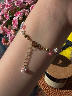 Pink, blue and white beaded flower bracelet with gold clasp Spring Gold Beaded Bracelets With Colorful Beads, White Beaded Bracelet, Cute Bracelet, Japanese Beads, Fun Bracelet, Floral Bracelet, Crafts Jewelry, Fun Diy Crafts, Diy Crafts Jewelry