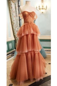 În afara umărului rochie de bal lung, o rochie de seară Vintage Non Traditional Wedding Dress, Flowy Romantic Dresses, Rust Tulle Dress, Gorgeous Gowns Evening, Peach Colored Prom Dresses, Fairytale Theme Prom Dress, Formal Ruffle Dress, Texture Bridesmaid Dress, Taylor Swift Inspired Prom Dresses