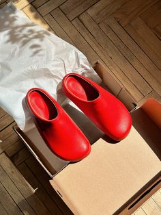 The top of the red clogs for women is made from red genuine leather, adding a touch of elegance to their whimsical aesthetic. Matching the upper, the insole also features a delightful red colour. These red barefoot clogs prioritize comfort with an orthopedic polyurethane sole covered in leather and EVA. The specialized sole provides optimal support, making them ideal for all-day wear. Additionally, the barefoot clogs feature a soft rim that enhances comfort and prevents any discomfort around the Red Orange Shoes, Red Clogs Outfit, Crocs Designer, Fall Slippers, Designer Crocs, Red Crocs, Red Clogs, Red Mules, Womens Clogs And Mules