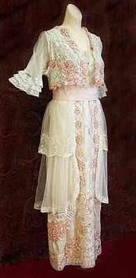 Tea gown, 1910. Edwardian Tea Dress, Fashion 1910, Tea Dresses, Tea Gown, 1910s Fashion, Period Clothing, Edwardian Dress, Antique Dress, Vintage Gowns