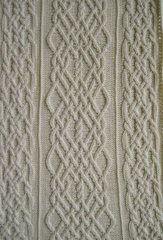 a blanket that has been knitted with white yarn