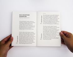 two hands holding an open book on top of a white surface with the title die riche acantu