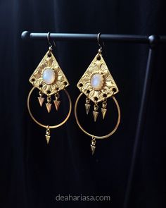 Ancient Roman Gold Earrings with Rainbow Moonstone. They are inspired by earrings from ancient Rome and Greece and moon deities of ancient civilizations. Length without ear hook is about 7cm / 2.8 inch ● Ear hooks are made of stainless steel ● Plated with real gold ● Decorated with rainbow moonstone  Each of my jewelry is handmade with love and care! However, they are delicate pieces, so please handle with care :) --> Feel free to write me if you have any questions or if there are problems! Here Rome Antique, Roman Goddess, Moon Goddess, Gold Decor, Ancient Romans, Ancient Rome, Ancient Civilizations, Rainbow Moonstone, Moonstone