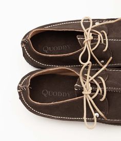 【QUODDY TRAIL MOCCASIN(クオーディートレイル モカシン)】 QUODDY TRAIL MOCCASIN( クオディートレイルモカシン ) はメイン州 ルイストンに工場を構え、現在も Made in Maine を貫く老舗ハンドソーンモカシンのメーカです。かつてメイン州には LLbean などにモカシンシューズを供給する工場が多く存在しましたが、その多くが現在は消滅してしまっています。今では希少なメーカーの 1 つとなっています。その技術は世代を越えて受け継がれ、今もなお愛され続けています。 �【商品詳細】サイズ（cm） 9(27cm)9H(27.5cm)10(28cm)素材 SUEDE LEATHERMADE IN USA当社品番 /m14b744620528＊こちらの商品は店頭でも販売中のため、ご注文頂いた際にすでに完売している可能性がございます。予めご了承ください。 Lewiston Maine, Neck Scarf Tying, Moccasin Shoes, Sneakers And Socks, Coin Card, Moccasins Shoes, Card Case Wallet, Cool Store, Pump Sandals