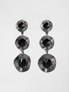 Upgrade your accessory game with our Kehlani metal rhinestone drop earrings. These chic earrings feature stunning rhinestones and a drop design for a touch of elegance. Elevate any outfit with a dose of sparkle and shine. Perfect for a night out or a special occasion. SizeH: 0.6" W: 0.5" QualityCrafted from premium materials for quality and endurance. ImportedECQ211 Pearl Shop, Chic Earrings, Drop Design, Kehlani, Sparkle And Shine, Pearl Set, Drops Design, Gold Pearl, Silver Pearls