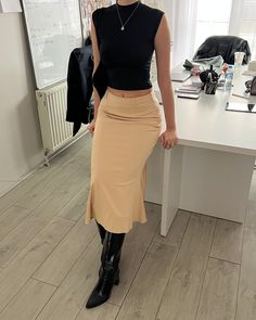 Stone Skirt - Fenity Tops To Wear Without Bras, Business Casual Outfits Midi Skirt, Retro Fits Outfits, Modest Model Outfits, 90s Fashion Classy Chic, Using Dress As Skirt, Modest Outfits Fashion, French Fall Fashion 2023, Summer Bussines Outfits