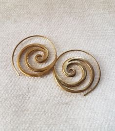 Bohemian small spiral brass hoops earrings with tribal design.Boho minimal earrings dainty very easy to wear all day long.Tribal ethnic earrings ideas for gift for wife.Ethnic jewelry. SIZE: 25 mm x 25 mm. YOU CAN FIND SOME SIMILAR MODELS IN: https://www.etsy.com/es/listing/287910751/pendientes-boho-argolla-tribal-pendiente?ref=shop_home_active_9&frs=1 https://www.etsy.com/es/listing/628779757/pendientes-boho-pendientes-plata?ref=shop_home_active_3 https://www.etsy.com/es/listing/287907989/p Gold Dangle Jewelry For Summer, Bohemian Bronze Single Earring, Bronze Wire Wrapped Drop Earrings, Gold Bohemian Wrap Earrings, Wire Wrapped Metal Jewelry For Festival, Wire Wrapped Metal Jewelry For Festivals, Festival Metal Jewelry Wire Wrapped, Elegant Handmade Adjustable Wrap Earrings, Festival Wire Wrapped Metal Jewelry