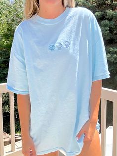 Mini Shell Tee - Blue Surfer Fits, Ocean Clothes, Ocean Shirts, Hawaii Fits, Ocean Outfits, Cute Summer Shirts, Summer Wishlist, Cutest Outfits, Preppy Tops