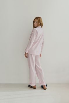 Descubra o charme e a elegância deste pijama rosa, realçado por um vivo colorido que traz um toque de alegria! Confeccionado em um tecido suave e leve, ele oferece conforto para as suas noites de descanso e momentos de lazer. O design moderno e delicado garante que você se sinta linda enquanto relaxa em casa. Perfeito para quem adora um estilo descontraído, mas com um toque de cor e personalidade. Transforme suas noites com este pijama irresistível! O Design, Candy