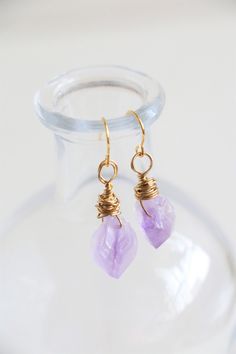 Handmade dainty raw amethyst earrings in 18k gold plated.  This listing is for a pair of earrings. Gemstone size: about 13-15mm Earrings size: total about 30mm length Metal Component: Brass made 18k gold plated ﹎﹎﹎﹎﹎﹎﹎﹎﹎﹎﹎﹎﹎﹎﹎﹎﹎﹎﹎﹎﹎﹎ ▲ Care instruction:  Please remove it before bathing or swimming.  Avoid your jewelry touching chemical such as hairsprays or perfumes.  Using soft cloth to clean your jewelry every time after wearing it, and store it in a dry and cool place. ▲ Gift packaging:  All Raw Crystal Earrings, Gold Earrings For Women, Earrings Wire, Earrings Gemstone, Gold Dangle Earrings, Raw Quartz, Raw Amethyst, Crystal Dangle Earrings, Amethyst Gold