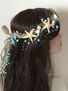 "Please do not buy it ,if you need it before a week.Shipping takes a week to US and 3 days to EU AFTER PROCESSING TIME.Some items are ready to ship.ı will send them the day after. This crown is a necessity for any beach trip, beach wedding, or mermaid enthusiast! These lovely tiaras are dainty and unfussy, so don't limit them to the festival circuit. Designed with weddings in mind, the pearl-and-seastar-embellished circlets are practically made for unique and gorgeous photos. This sweet and pret Seashell Headband, Siren Costume, Mermaid Bachelorette, Seashell Crown, Mermaid Accessories, Crown Aesthetic, Wedding Hair Jewelry, Mermaid Halloween, Mermaid Crown