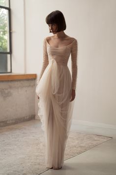 Vestido De Novia recto De ensueño, bata De Novia sencilla De manga lar Weeding Dress Simple, Chana Marelus, Mode Tips, Wedding Dress Fabrics, Tulle Gown, Wedding Dress Styles, Elie Saab, Mode Inspiration, Fancy Dresses