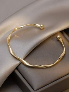 Twisted Bangle, Gold Armband, Cuff Bangle Bracelet, Unusual Jewelry, Gold Bangles Design, Simple Bracelets, Gold Bracelet Cuff, Fancy Jewellery