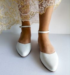 Low Heels Wedding, I Do Shoes, Women Wedding Shoes, Shoes Details, White Bridal Shoes, White Veil, Wedding Shoes Low Heel, Wedding Image, Wedding Pumps