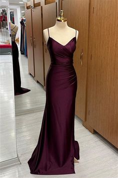 कैबर्नेट साटन वी नेक लेस-अप बैक प्लीटेड लॉन्ग प्रोम ड्रेस के साथ गाद Burgundy Evening Dress, Prom Dress Inspo, Populaire Outfits, Simple Prom Dress, Looks Party, Prom Dress Inspiration, فستان سهرة, Cute Prom Dresses, Pretty Prom Dresses