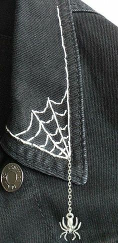 Jacket jewellery spider chain spiderweb embroidery denim battle jacket idea diy punk idea Battle Vest Outfit Ideas, Jean Jacket Ideas Diy, Patch Jacket Aesthetic, Diy Witchy Outfit, Grunge Ideas Diy, Emboridary Designs Pattern, Patch For Jacket, Spider Punk Inspired Outfit, Punk Sewing Projects