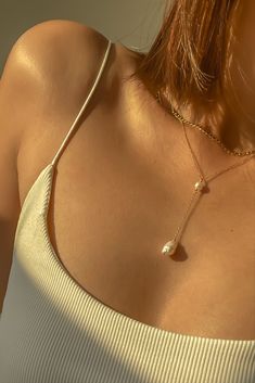 Warm glow on our Elle lariat necklace featuring gold filled chain with freshwater pearls — can wear it in the shower? Check! Lariat Necklace Outfit, Lariat Necklace Diy, Pearl Lariat Necklace, Pearl Lariat, Gold Lariat Necklace, Necklace Outfit, Biwa Pearls, Pearls Diy, Lariat Necklace