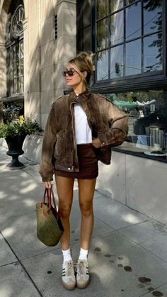 #falloutfit #sombas #leatherjacket #outfitinspo #whitetshirt #brown #skirt Milan Fall Fashion, Milan Autumn Outfit, Fall New York City Outfits, Short Skirt Fall Outfits, Autumn New York Outfits, September Outfits 2024, City Exploring Outfit, Europe Outfits Winter, Europe Outfits Fall