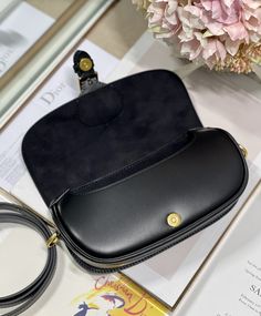 Bᴏ̆̈ʙ̆̈ʙ̆̈ʏ̆̈ The latest underarm bag of the Poppy series, a bag that looks a thousand times better than the picture in real life 🙋🏻‍♀️, exquisite and handsome, calfskin with excellent hand feeling, high-grade and wear-resistant, adjustable shoulder strap, and very large capacity But, two mobile phones are more than enough, the key is that it is too easy to wear clothes😘 size: 21*5*12cm Designer Baguette Bag With Detachable Handle For Daily Use, High-end Everyday Shoulder Bag, High-end Baguette Bag With Removable Pouch, Luxury Top Handle Baguette Bag For Travel, Designer Baguette Bag With Top Handle, Luxury Travel Baguette Bag With Top Handle, High-end Satchel Shoulder Bag With Detachable Strap, Luxury Baguette Bag With Removable Pouch For Travel, High-end Handheld Shoulder Bag With Removable Pouch