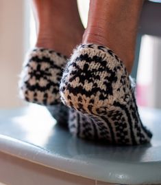 Ravelry: Sørine Slippers pattern by Kristin Drysdale Slippers Diy, Maglia Fair Isle, Slippers 2023, Slipper Pattern, Garter Stitch Knitting, Norwegian Knitting, Knit Slippers, Sewing Binding, Knitted Slippers Pattern