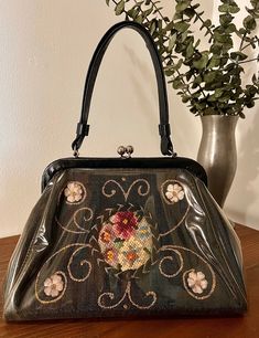 Vintage Bags 1950s, Mid Century Accessories, Deco Blue, Handbag Vintage, Glitter Design, Beautiful Handbags, Top Handle Handbags, Black Purse, Vintage Purses