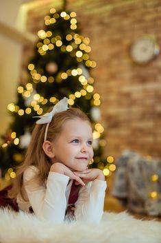 Kids Christmas Pictures At Home, Kid’s Christmas Photoshoot, Christmas Portraits Kids, Kid Holiday Photoshoot Ideas, Only Child Christmas Photo Ideas, Creative Christmas Photoshoot Kids, Sibling Christmas Photo Ideas, Kid Christmas Photoshoot, Indoor Xmas Photoshoot