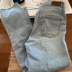 Hollister Girls Size 1 Jean. 25w/27l. Never Worn Eminem Daughter, Hollister Aesthetic, Hollister Outfits, Hollister Clothes, Jeans Hollister, Thrift Haul, Jean Color, Unique Hoodies, Curvy Jeans