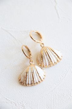 Natural sea shell hoop earrings in 18k gold plated. Earrings size: 12mm dia Shell size: about 20-25mm Metal component: 18k gold plated brass base This listing is for a pair of earrings. ﹎﹎﹎﹎﹎﹎﹎﹎﹎﹎﹎﹎﹎﹎﹎﹎﹎﹎﹎﹎﹎﹎ ▲ Care instruction: Please remove it before bathing or swimming. Avoid your jewelry touching chemical such as hairsprays or perfumes. Using soft cloth to clean your jewelry every time after wearing it, and store it in a dry and cool place. ▲ Gift packaging: All products will be packed in a Beachy Jewlery, Shell Hoop Earrings, Sea Shell Earrings, Beach Jewelry Boho, Shell Craft, Cotton Jewelry, Earrings Beach, Beach Earrings, Wire Jewelry Designs