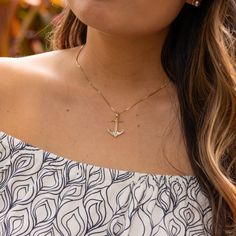 Mantarochen-Perlmutt-Anhänger in Gold mit Diamanten – 21 mm White Pendant Jewelry With Large Pendant, White Large Pendant Jewelry, White Necklace With Charms And Round Pendant, White Jewelry With Large Round Pendant, White Pendant Charm Necklace, Manta Ray, Nalu, Sealife, Art Jewelry