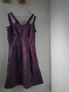 "Item of clothing: mini dress Condition: pre-loved Occasion: elegant Colour: wine purple Material: embossed satin Description: vintage 80, double straps, made in USA Size: M Woman mini dress, LABEL vintage 80, wine purple embossed satin, halter neckline with double straps, stretchy shirred back top, slightly flared skirt with underskirt, knee-length, side zipper closure, sz. M. DETAILED MEASUREMENTS armpit-armpit 47 cm waist circumference 78 cm length 76 cm CONDITIONS OF SALE OUR E-COMMERCE PRESQUE NEW! is a women's second-hand clothing e-commerce with three goals: *  encourage recovery and reuse of neglected clothing ; *  encourage originality proposing one-of-a-kind items and experiences ; *  combine trends from the past with communication resources of the future. Take a look at our e-co Purple Lined Mini Dress, Purple Fitted Midi Evening Dress, Fitted Purple Lined Mini Dress, Fitted Purple Mini Dress Lined, Purple Fitted Mini Dress With Lining, Fitted Purple Mini Dress With Lining, Purple Mini Length Dress For Formal Occasions, Purple Sleeveless Mini Dress For Evening, Purple Fitted A-line Dress