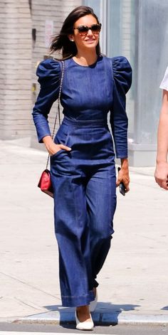 Nyc Streets, Denim Shorts Outfit, Mode Kimono, Jeans Overall, Look Of The Day, Red Bag, White Pumps, Iconic Style