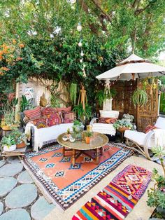 an outdoor living room with lots of plants