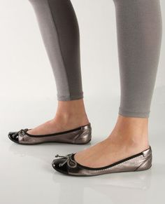 Everybody needs metallic flats Ballerina Flats Outfit, Ballet Flats Outfit, Women's Flat Shoes, 00 Fashion, Metallic Flats, Flats Outfit, Cute Wedding, Ballerina Shoes Flats, Wedding Flats