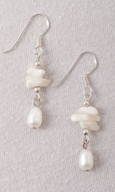 Homemade Pearl Earrings, Simple Bead Earrings, Handmade Pearl Earrings, Wire Jewelry Earrings, Diy Beaded Rings, Beads Craft Jewelry, Mother Of Pearl Earrings, Handmade Jewelry Tutorials, Silver Earrings Handmade