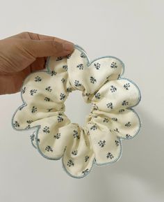 Petals Scrunchie, Flower Shaped Cutout Scrunchie, Detailed Frilly Scalloped Hair Tie, Cute Accessory. Diameter: 16cm/ 6.23''  Accept custom order and wholesale for large order. Wishing you a happy shopping:) Pleated Scrunchie, Gingham Scrunchie, Flower Scrunchie, Diy Hair Scrunchies, Diy Hair Accessories Ribbon, Scrunchies Diy, Tenun Ikat, Sewing To Sell, Embellished Bags