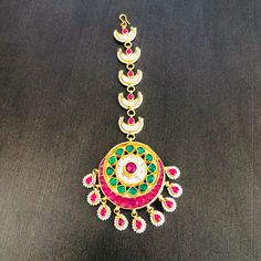 Sabyasachi Kundan Mang Tika/Ruby Emerald Mang Tikka/Pearl Emerald Maang Tika/Ruby Pearl Maang Tika/Kundan Maang Tikka/Kundan Big Mang Tikka/Bridal Jewelry Features: Length: 5 Inches 22 Carat Gold polish Jadau Ruby, Emerald Crystals, Kundan and Pearl work Suitable for any Indian Traditional Attire FREE SHIPPING All our jewelry pictures are taken in natural light with no filters and enhancements. To stay updated on latest designs Follow Us on: Website: www.aryafashions.com Facebook: www.facebook.c Festive Kundan Tikka For Ceremonial Occasions, Ceremonial Kundan Tikka For Festive Occasions, Festive Ceremonial Kundan Tikka, Kundan Chandbali Tikka With Motifs, Traditional Round Tikka For Festive Occasions, Kundan Tikka With Stone Work For Festivals, Navratri Festive Tikka With Stone Work, Festive Navratri Tikka With Stone Work, Festive Temple Jewelry Tikka With Stone Work