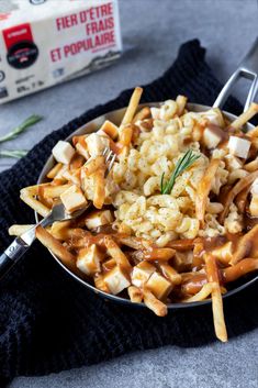 mac n cheese poutine recipe Fried Macaroni And Cheese, Lactose Free Cheese, Brown Sauce, Parental Guidance, Cheese Cubes, Cheese Potatoes, Cheez It