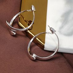 The classic circle shape, with its careful mechanism, two semicircles outline a ring, hanging between the ears at different angles will present different shapes, each angle has its beauty, concise and capable without losing the modern sense of collocation. Lookfashionable and elegantwith these gorgeous Simple Curved Earrings!! Features Small and lightweight- Wear or carry it around with you for a variety of earring options wherever you go. Wide application- Suitable for both everyday use and special occasions like parties, clubbing, weddings, and more. Perfect gift idea- Great gift to give for all ladies like mothers, grandmothers, aunts, cousins, girlfriends, and more. Excellent material-S925 ear acupuncture material, comfortable to wear, not easy to allergies. Thick electroplating is not