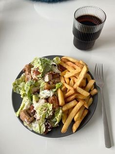 Food And Drinks Aesthetics, Black Plates Food, No Meet Food, Caesar Salad And Fries Aesthetic, Ceaser Salad And Fries Aesthetic, Caesar Salad And Fries, Cesar Salad Aesthetic, Chicken Salad Aesthetic, Caesar Salad Aesthetic