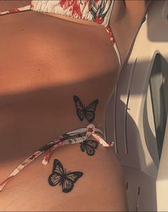 Pelvic Tattoos, Hip Thigh Tattoos, Hip Tattoos Women, Spine Tattoos For Women, Tattoo Simple, Pretty Tattoos For Women, Simple Tattoo, Thigh Tattoos Women