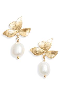 Lustrous freshwater pearls bring timeless elegance to these handcrafted drop earrings filled with polished 14-karat gold. 1" drop Post back Pearl size: 9–10mm Handcrafted Sterling silver/14k-gold fill/freshwater pearl Made in the USA Bridal Earrings Studs, Large Pearl Earrings, Bridal Statement Earrings, Pearl Drop Earrings Gold, Matching Wedding Rings, Freshwater Pearl Drop Earrings, Bridal Earrings Drop, Pearl Earrings Wedding, Gold Bridal Earrings