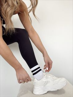 white Stripe Socks Outfit, Ankle Socks With Sneakers, How To Wear Socks With Sneakers, Tall Socks And Sneakers Outfit, Sock Sneakers Outfit, Sports Socks Outfit, Striped Socks Outfit, Socks Over Leggings, Socks With Sneakers