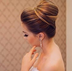 Penteado coque alto Hairstyle For Lehenga, Wedding Hairstyles And Makeup, High Bun Hairstyles, Indian Wedding Hairstyles, Trendy Hairstyle, Penteado Cabelo Curto, Bridal Hair And Makeup, Wedding Hair And Makeup